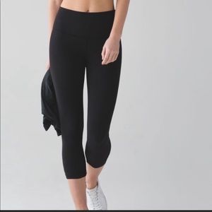 Lululemon 21’ align crop black- size 6